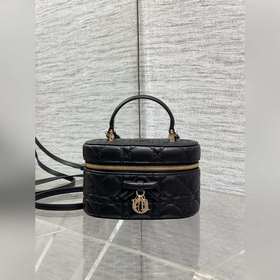 Dior蝴蝶結化妝包，經典菱格+蝴蝶結金屬吊飾，優雅精緻感拉滿 柔軟的小羊皮輕便