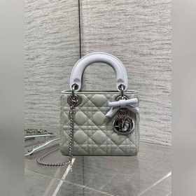 現貨 Classic Lady最新蝴蝶結 戴妃包，人手一個必備的三格小包 。迷人