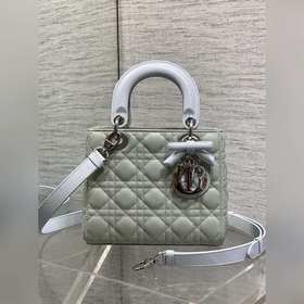 Lady最新款四格蝴蝶結 戴妃包，采用小羊皮精心制作、人手一個必備的戴妃包 。迷