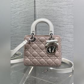 Lady最新款四格蝴蝶結 戴妃包，采用小羊皮精心制作、人手一個必備的戴妃包 。迷