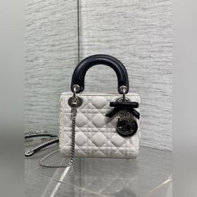 現貨 Classic Lady最新蝴蝶結 戴妃包，人手一個必備的三格小包 。迷人