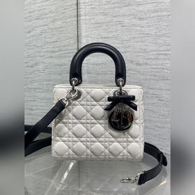 Lady最新款四格蝴蝶結 戴妃包，采用小羊皮精心制作、人手一個必備的戴妃包 。迷