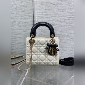 現貨 Classic Lady最新蝴蝶結 戴妃包，人手一個必備的三格小包 。迷人