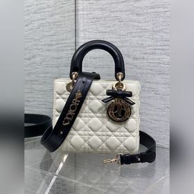 現貨 Lady最新款四格蝴蝶結 戴妃包，采用小羊皮精心制作、人手一個必備的戴妃包