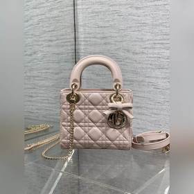 現貨 Classic Lady最新蝴蝶結 戴妃包，人手一個必備的三格小包 。迷人