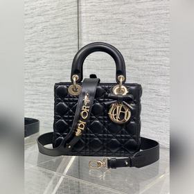 現貨 Lady最新款四格蝴蝶結 戴妃包，采用小羊皮精心制作、人手一個必備的戴妃包