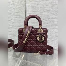 現貨 Lady最新款四格蝴蝶結 戴妃包，采用小羊皮精心制作、人手一個必備的戴妃包