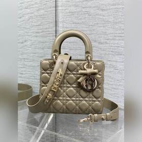 現貨 Lady最新款四格蝴蝶結 戴妃包，采用小羊皮精心制作、人手一個必備的戴妃包