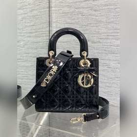 Lady最新款四格蝴蝶結 戴妃包，采用牛皮漆皮精心制作、人手一個必備的戴妃包 。