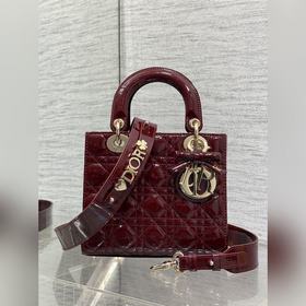 Lady最新款四格蝴蝶結 戴妃包，采用牛皮漆皮精心制作、人手一個必備的戴妃包 。