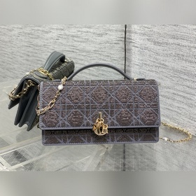 現貨 Miss Dior最新限量手工珠子micro系列，一隻什麼都裝不下，隻能裝