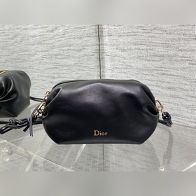 現貨 這款Dior Bow餃子包緻敬Dior傳承，彰顯Dior的優雅标識和精湛工