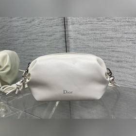 現貨 這款Dior Bow餃子包緻敬Dior傳承，彰顯Dior的優雅标識和精湛工