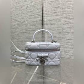 Dior蝴蝶結化妝包，經典菱格+蝴蝶結金屬吊飾，優雅精緻感拉滿 柔軟的小羊皮輕便