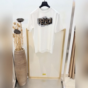 Size：s，m，l，xl 黑，白兩色 男女同款 Fendi  ，芬迪 202