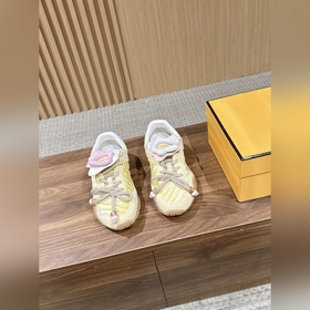 FENDI 芬迪26ss早春新款花朵翻蓋德訓鞋 新款花朵德訓鞋，甜妹春夏本命鞋