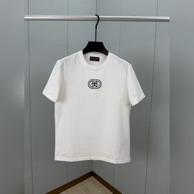 Gucci.古馳 SS26春夏新品互扣式雙G刺繡短袖T恤，正面胸前綴飾經典标識互