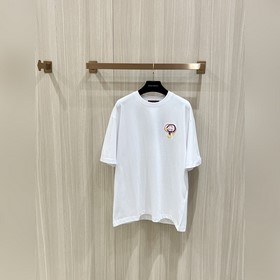 Gucci上新 經典馬蹄扣元素繡花短袖 馬術風格元素匠心點綴經典廓形，添注活力格