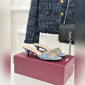 Gucci經典馬銜扣魚嘴貓跟拖鞋 以經典馬銜扣續寫意式傳奇 。 魚嘴剪裁輕露趾尖