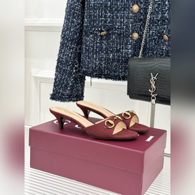 Gucci經典馬銜扣魚嘴貓跟拖鞋 以經典馬銜扣續寫意式傳奇 。 魚嘴剪裁輕露趾尖