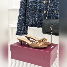 Gucci經典馬銜扣魚嘴貓跟拖鞋 以經典馬銜扣續寫意式傳奇 。 魚嘴剪裁輕露趾尖