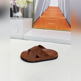 酷到骨子裡！GUCCI這雙交叉拖我能焊在腳上 2026新款真的殺瘋了！交叉帶+