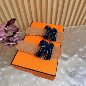 2026新款專櫃同步更新 Hermès，愛馬仕經典H鉚釘涼鞋 極約複古的設計