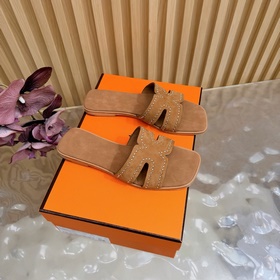 2026新款專櫃同步更新 Hermès，愛馬仕經典H鉚釘涼鞋 極約複古的設計