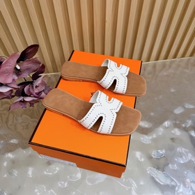 2026新款專櫃同步更新 Hermès，愛馬仕經典H鉚釘涼鞋 極約複古的設計