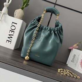 Loewe  小號 納帕羊皮Squeeze手袋 一款精緻而柔美的全新手袋，采用