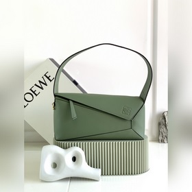Loewe 新款Puzzle Hobo 是一款柔軟且精緻的短款納帕牛皮革單肩包