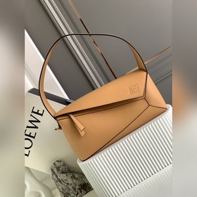 Loewe 新款Puzzle Hobo 是一款柔軟且精緻的短款納帕牛皮革單肩包