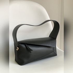 Loewe 新款Puzzle Hobo 是一款柔軟且精緻的短款納帕牛皮革單肩包
