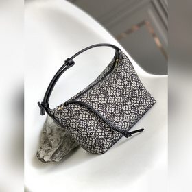 小號飯盒包出貨~Cubi Anagram腋下包 采用進口牛皮和提花帆布制成，飾有