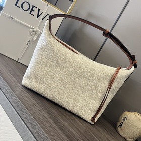Loewe Cubi Anagram包 是一款寬敞的單肩包 以小牛皮為底，包身