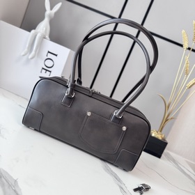 Loewe  亮面牛皮革panta Amazona Cropped手袋呈現經典