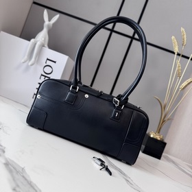 Loewe  亮面牛皮革panta Amazona Cropped手袋呈現經典
