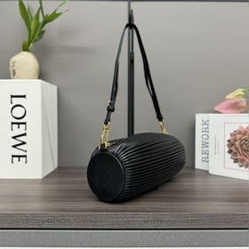 Loewe  新款 褶皺納帕羊皮革pouch小包 這款多功能管狀小包采用褶皺納