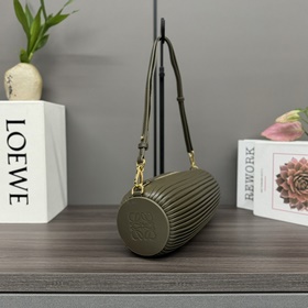 Loewe  新款 褶皺納帕羊皮革pouch小包 這款多功能管狀小包采用褶皺納