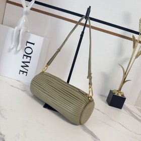 Loewe  新款 褶皺納帕羊皮革pouch小包 這款多功能管狀小包采用褶皺納