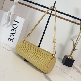 Loewe  新款 褶皺納帕羊皮革pouch小包 這款多功能管狀小包采用褶皺納