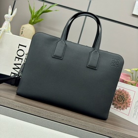 Loewe  柔軟粒面牛皮革Goya薄款流線型公文包，可通過頂部手提或可拆卸可