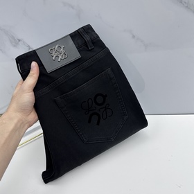 LOEWE羅意威 男裝系列屬于時裝圈無法複制和取代的存在，代表着意式典型的品牌