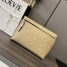 Loewe  粒面牛皮革T pouch 系列手包出貨 柔軟，多功能的頂部拉鍊