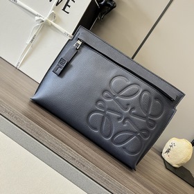 Loewe  粒面牛皮革T pouch 系列手包出貨 柔軟，多功能的頂部拉鍊