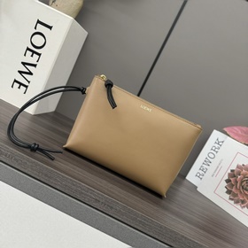 Loewe  新款手包 亮面納帕牛皮革Knot T 亮面納帕牛皮革手拿包，飾撞