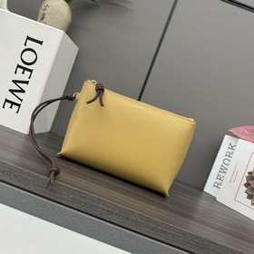 Loewe  新款手包 亮面納帕牛皮革Knot T 亮面納帕牛皮革手拿包，飾撞