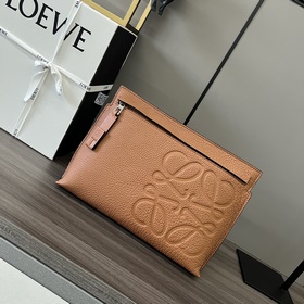 Loewe 粒面牛皮革T pouch 系列手包出貨 柔軟，多功能的頂部拉鍊小袋