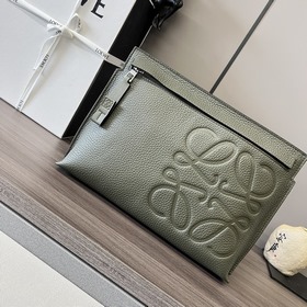 Loewe 粒面牛皮革T pouch 系列手包出貨 柔軟，多功能的頂部拉鍊小袋