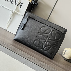 Loewe 粒面牛皮革T pouch 系列手包出貨 柔軟，多功能的頂部拉鍊小袋